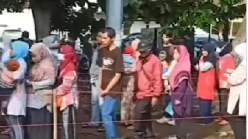 Lagi Mahal! Warga Bandung Rela Mengantri Panjang dari Pagi Biar Kebagian Beras Murah