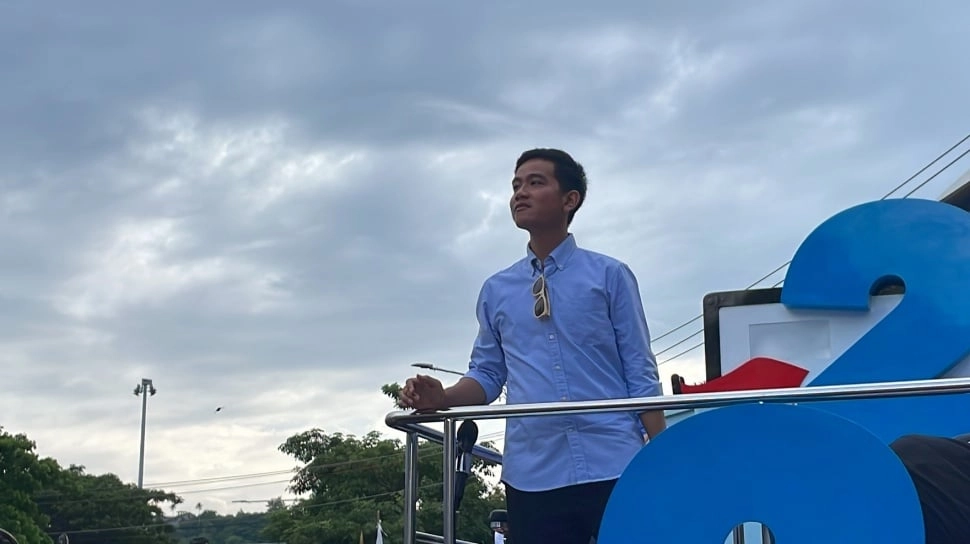 Tingkah Random Gibran Rakabuming Raka Bawa Tablet Pikachu, Netizen: Mbak Selvi Sebenarnya Anaknya 3