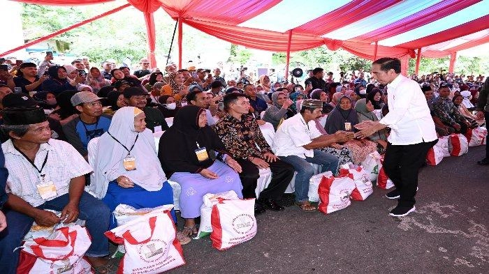 Jokowi Bagikan Bansos Beras di Sulsel untuk Hadapi Kenaikan Harga