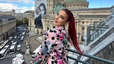Tasya Farasya Tampil Chic Tapi Tetap Sederhana: Inspirasi OOTD Rambut Merah Dengan Busana Tone Down