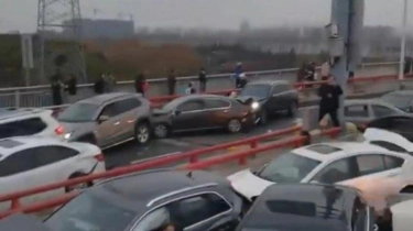 Jalanan Tertutup Salju, Lebih dari 100 Mobil Terlibat Tabrakan Beruntun di Jalan Tol China