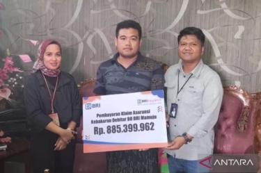 BRI Insurance Bayarkan Klaim Rp 885,39 Juta ke UMKM Sulbar yang Terdampak Kebakaran di Samonu