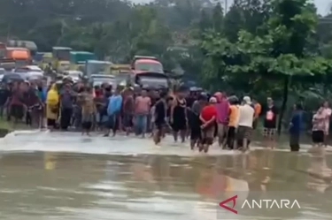 Jalan Nasional Jambi-Padang Lumpuh Total Akibat Banjir