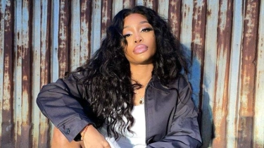 Lirik Lagu dan Terjemahan Saturn - SZA: I Spin Around Saturn