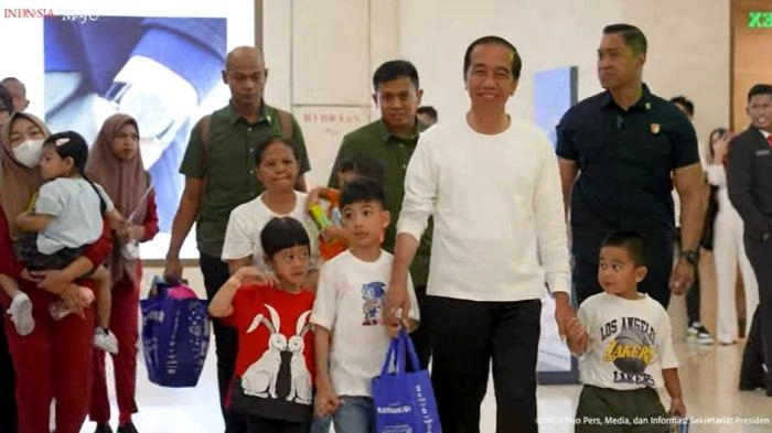 Saat Presiden Jokowi Boyong Kelima Cucunya Jalan-jalan ke Mal Akhir Pekan