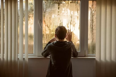 8 Ciri Anda Kesepian Saat Kecil dan Efeknya saat Dewasa, Salah Satunya Mengidap Social Anxiety