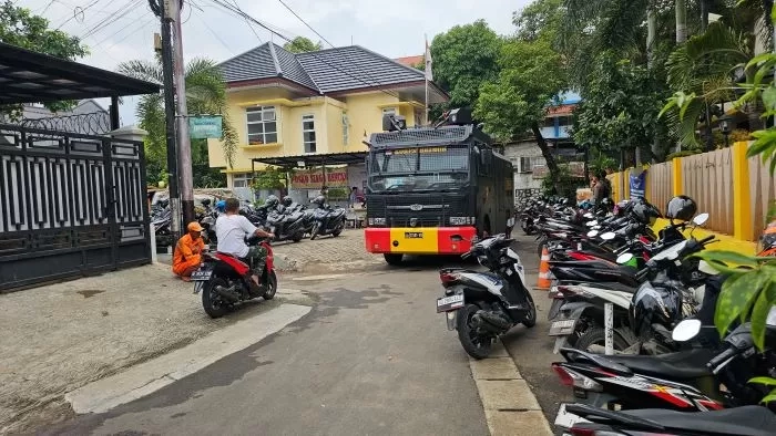 Ratusan Personel Polri Hingga Mobil Water Canon Disiagakan di Depan Kantor ICW