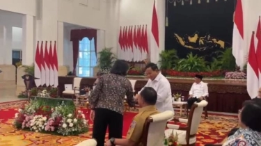 Disebut Beda Frekuensi, Begini Momen Sri Mulyani Hampiri Prabowo untuk Jabat Tangan