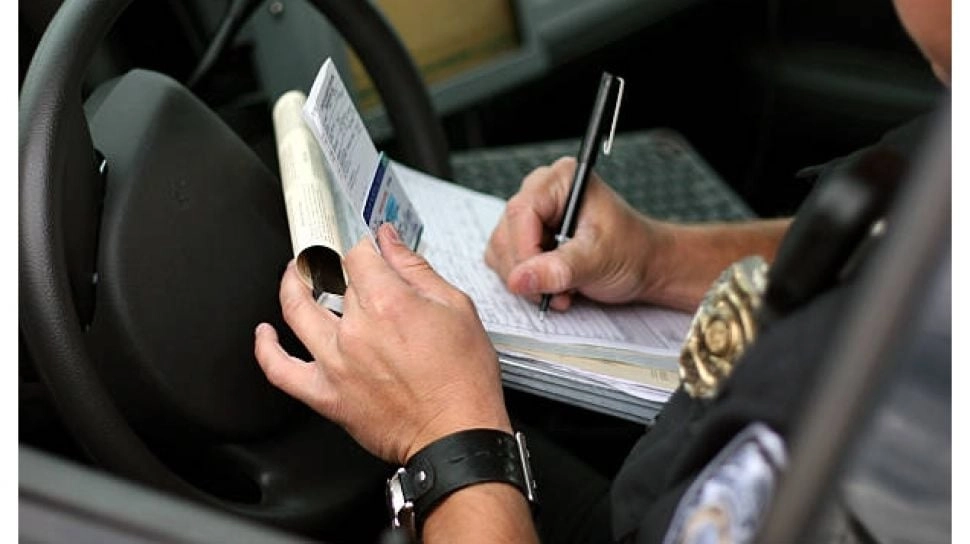 Oknum Polisi Diduga Ajak Pengemudi Xpander Masuk Mobil Patroli Usai Ditilang, Ngapain ya?