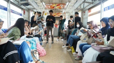 Baca Buku di KRL Jadi Langkah Besar Bagi Kemajuan Perjalanan Literasi di Nusantara