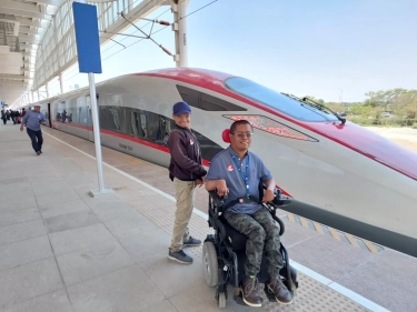 Layanan Penumpang Prioritas, Petugas KCIC Siap Dampingi Hingga Sampai Stasiun Tujuan