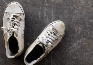 Salah Satunya Menggunakan Micellar Water, Berikut 5 Tips Agar Sepatu Putih Anda Terlihat Seperti Baru