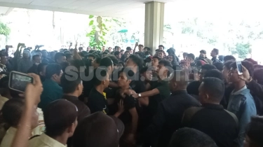 Demo Mahasiswa UP Soal Kasus Pelecehan Rektor Memanas, Saling Dorong Tak Terhindarkan