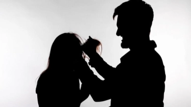 Pakai Baju Bertuliskan Aksara Arab, Perempuan Ini Nyaris Diamuk Massa