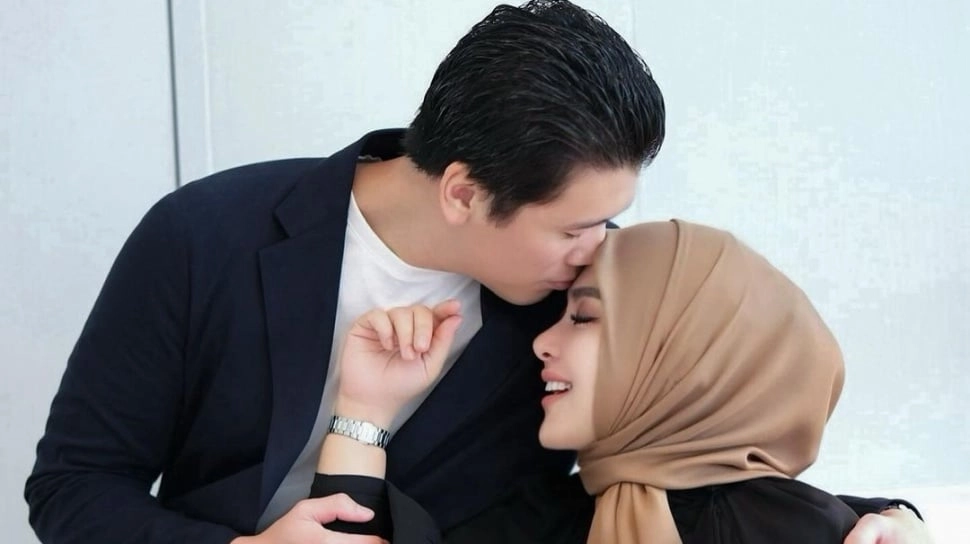 Rayakan Ultah Pernikahan, Syahrini Dapat 300 Bunga Mawar Pink dari Reino Barack: Kartu Ucapannya Bikin Baper