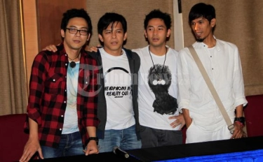 Chord Gitar dan Lirik Lagu Di Balik Awan - Peterpan: Tempatku Melihat di Balik Awan