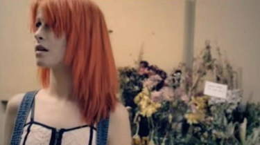 Lirik Lagu dan Terjemahan Let The Flames Begin - Paramore: Somewhere Weakness Is Our Strength