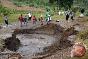 Badan Geologi Kementerian ESDM Ungkap Hipotesis Penyebab Semburan Lumpur Bercampur Air dan Gas di Bojonegoro
