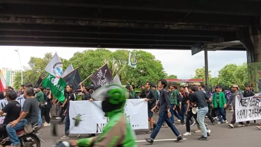 Ratusan Mahasiswa, Dosen, hingga Guru Besar UNJ Gelar Aksi Demo,  Tuntut Turunkan Harga Sembako-Tolak Kenaikan Tarif Tol