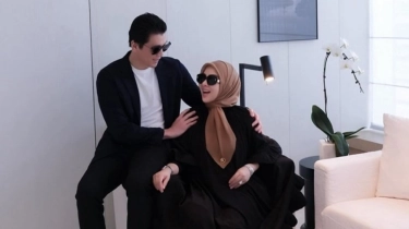 Rayakan Hari Jadi Pernikahan, Syahrini Pamer Heels Blink-blink Seharga Motor Baru