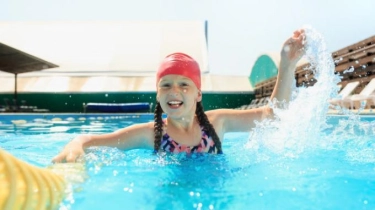 Mitos Atau Fakta, Sering Berenang Bisa Bikin Telinga Jadi Congekan? Begini Kata Dokter