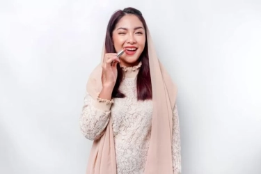 Hukum Memakai Lipstik Saat Puasa Batal atau Tidak? Simak Panduan dan Landasan Hukum Menurut Para Ulama