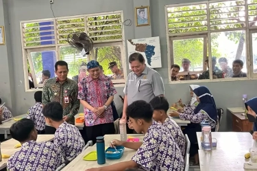 Interaksi dengan Siswa saat Simulasi Makan Siang Gratis, Airlangga:  Rp 15.000 Dianggap Kebanyakan Tuh
