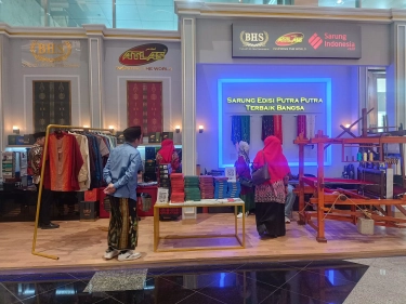 Perkenalkan Produk Hasil Pengrajin Tenun di Inacraft 2024