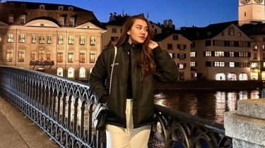 Dibilang Mirip Jas Hujan, Siapa Sangka Baju Liburan Aaliyah Massaid Ini Aslinya Branded dan Mahal