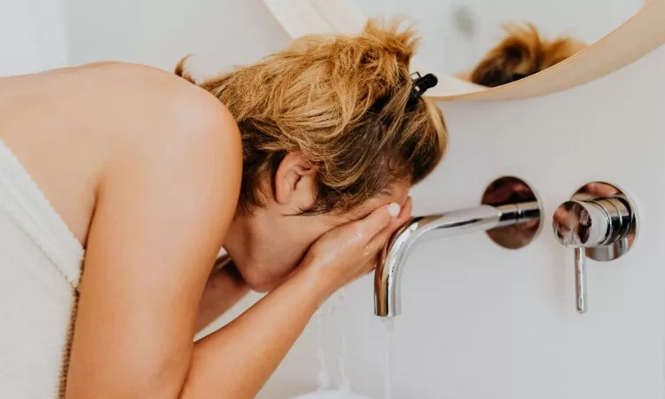 Ladies! Jangan Langsung Cuci Muka Setelah Terpapar Sinar Matahari, Begini Kata Ahlinya