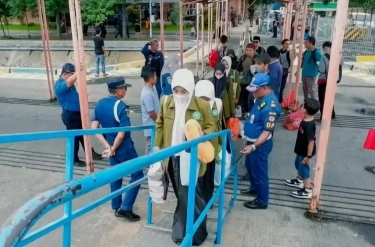 Pemkab Gresik Fasilitasi Ratusan Santri Mudik ke Bawean Pakai Kapal Gratis