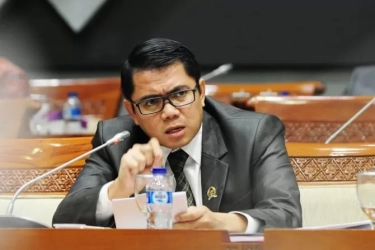 Politikus Tenar PDIP Johan Budi, Arteria Dahlan, dan Djarot Saiful Hidayat Terancam Tak Lolos ke Senayan, Suara Masih Terseok-seok