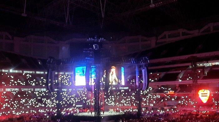 Calum Scott Buka Konser Ed Sheeran di JIS, Penonton Hanyut Lewat Lagu You Are The Reason 