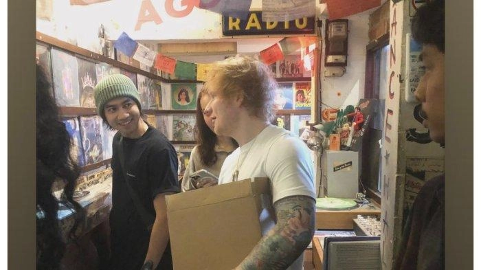 Bagi-bagi Vinyl, Ed Sheeran Bikin Heboh Pasar Santa, Pengunjung: Serasa Serah Terima Plakat
