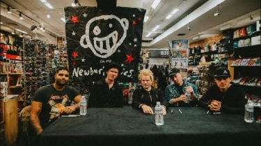 Lirik dan Terjemahan Lagu With Me - Sum 41: I Don't Want This Moment to Ever End