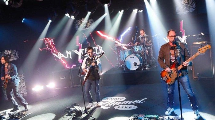 Lirik dan Terjemahan Lagu Island In The Sun - Weezer: When You're On a Holiday