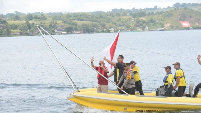 Menpora Dito Hadir di F1 Powerboat 2024: Pimpin Parade Peserta dengan Kibarkan Bendera Merah Putih  