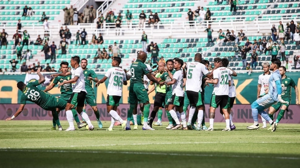 Respons PSSI Soal Tekel Keras Wahyudi Hamisi Saat Laga Persebaya vs PSS Sleman