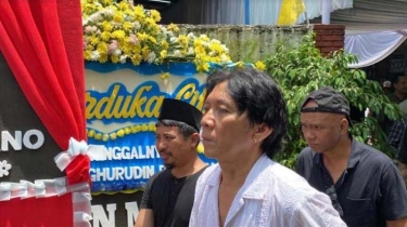 Bimbim Slank Berusaha Tegar Antarkan Jenazah Sang Ayah untuk Disalatkan