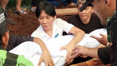 Bimbim Slank Ikut Turun Langsung Makamkan Sang Ayah