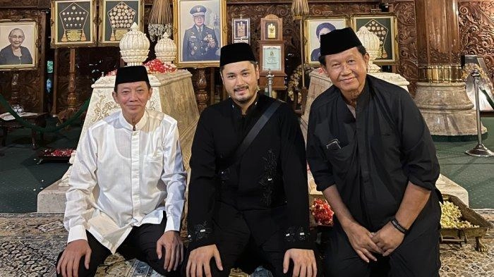 Panji Adhikumoro Soeharto Ziarah ke Astana Giribangun, Berdoa di Makam Sang Kakek Jelang Ramadan
