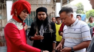 Membandingkan Kekayaan Gus Samsudin dan Pesulap Merah, Sama-Sama Dulang Duit dari Konten