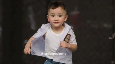 Sama Antengnya Kayak Azura, Intip Momen Rayyanza Perdana Les Renang Saat Usia 3 Bulan