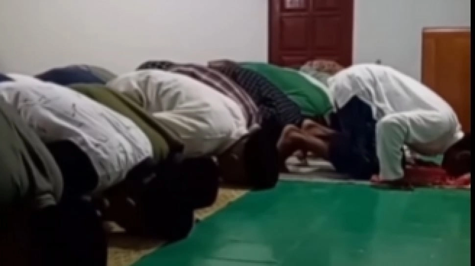 Beredar Video Jemaah Aolia di Gunungkidul Lebih Awal Salat Tarawih, Duluan Puasa?