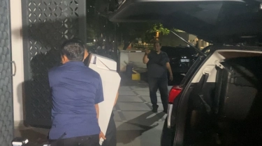 Penyidik KPK Bawa 2 Unit Alat Penghitung Uang Usai Geledah Rumah Hanan Supangkat