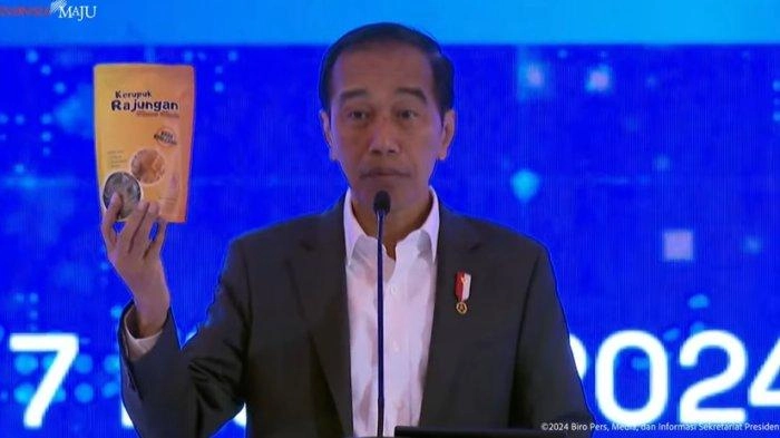 Saat Jokowi Promosikan Kerupuk 'Mama Muda' Menteri dan Hadirin Tertawa