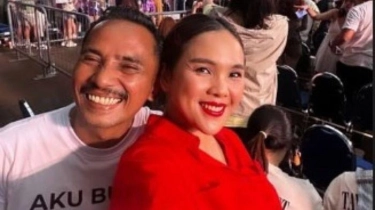 Sosok Suami Pakai Kaus Rincian Biaya Temani sang Istri Nonton Taylor Swift di Singapura