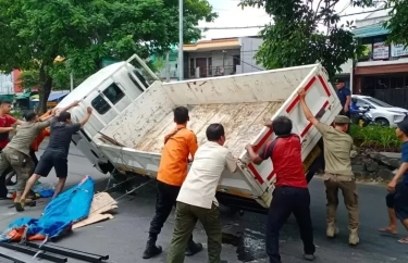 Hindari Tabrakan dengan Mobil, Truk Muatan Besi Talang Terguling di Sukomanunggal Surabaya