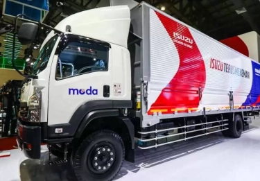 Isuzu Pamerkan Produk Andalan di Segmen Heavy Duty di GIICOMVEC, Penuhi Kebutuhan Transportasi Logistik