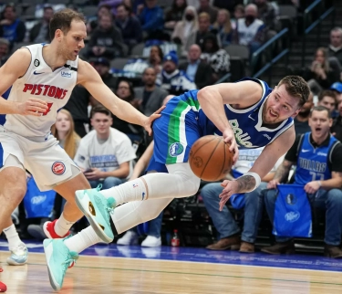 Momen Luka Doncic Ukir Sejarah Triple-double saat Membawa Mavericks Atasi Pistons
